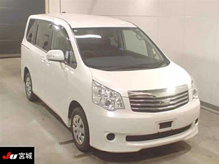TOYOTA NOAH 2013