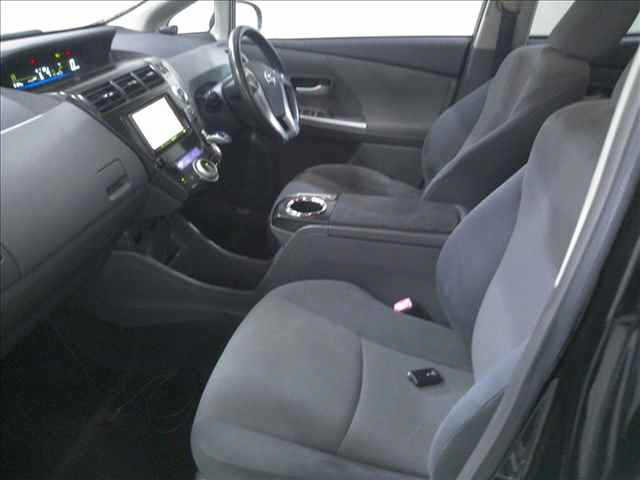 TOYOTA PRIUS ALPHA 2011