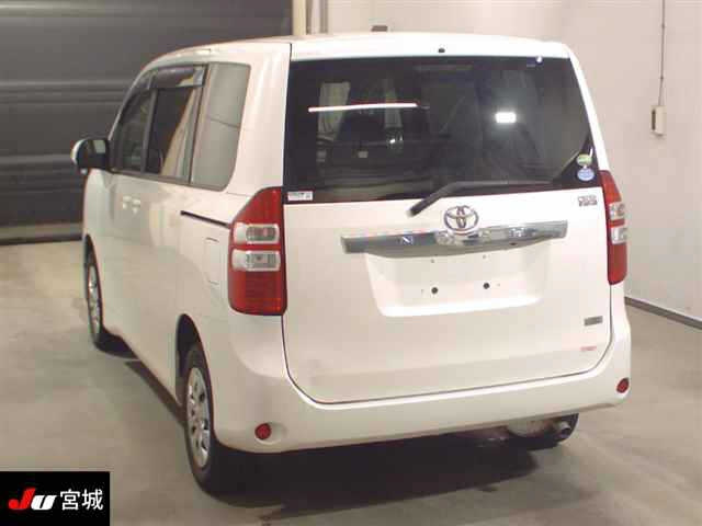 TOYOTA NOAH 2013