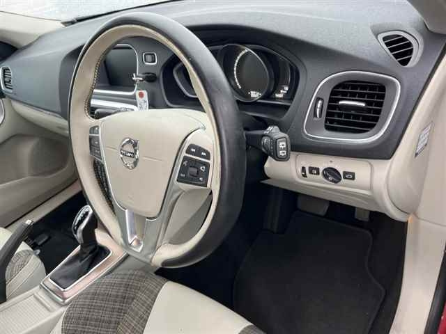 VOLVO V40 2017