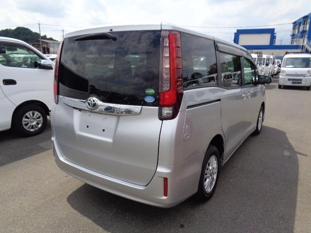 TOYOTA NOAH 2017