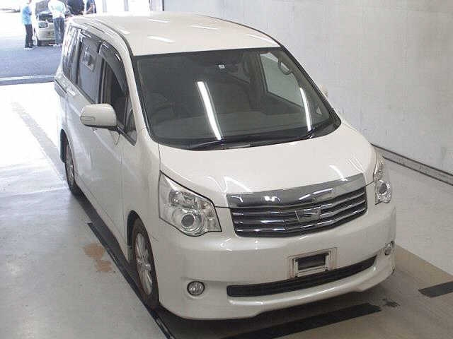 TOYOTA NOAH 2011