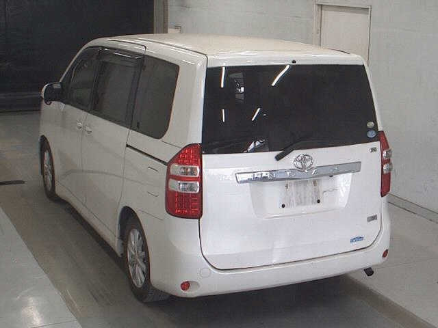 TOYOTA NOAH 2011