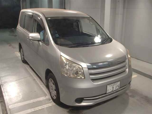 TOYOTA NOAH 2009