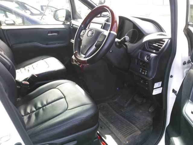 TOYOTA NOAH 2014