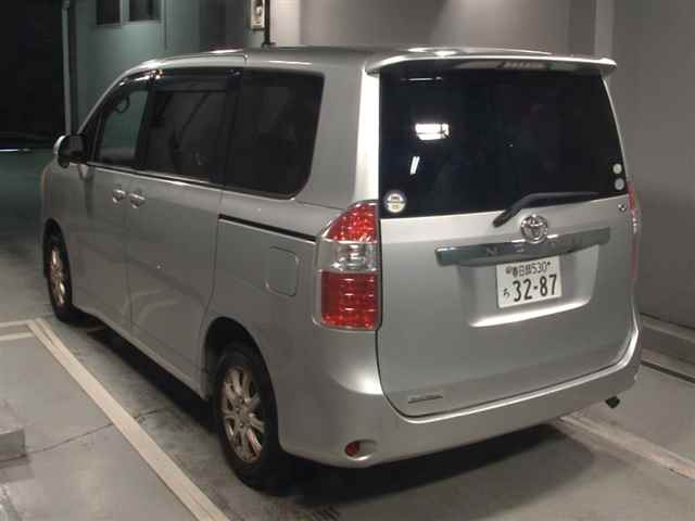 TOYOTA NOAH 2008