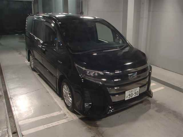 TOYOTA NOAH 2018