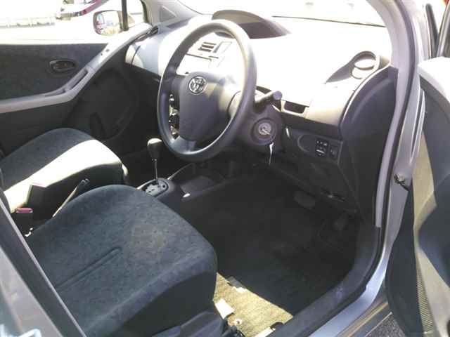 TOYOTA VITZ 2010