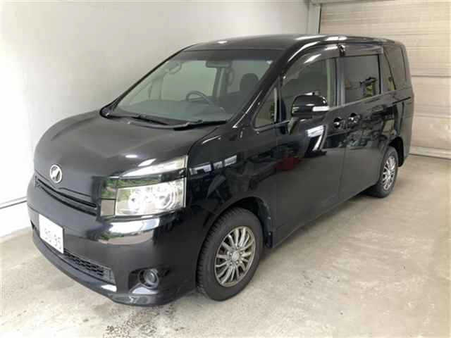 TOYOTA VOXY 2010