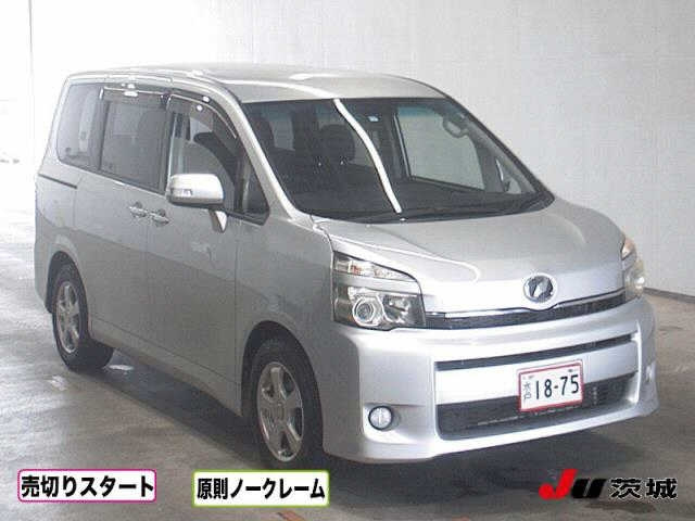 TOYOTA VOXY 2010