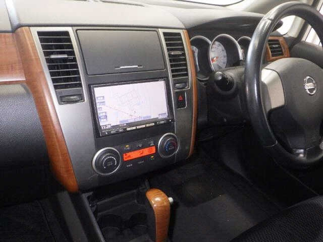 NISSAN TIIDA 2011