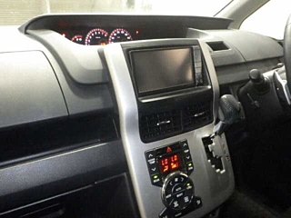TOYOTA VOXY 2011