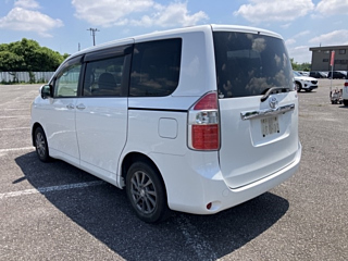 TOYOTA NOAH 2010