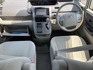 TOYOTA NOAH 2010