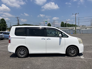 TOYOTA NOAH 2010