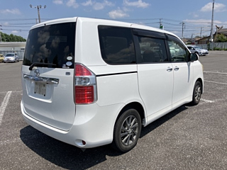 TOYOTA NOAH 2010
