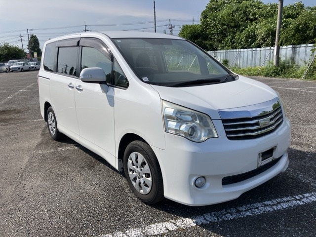 TOYOTA NOAH 2013