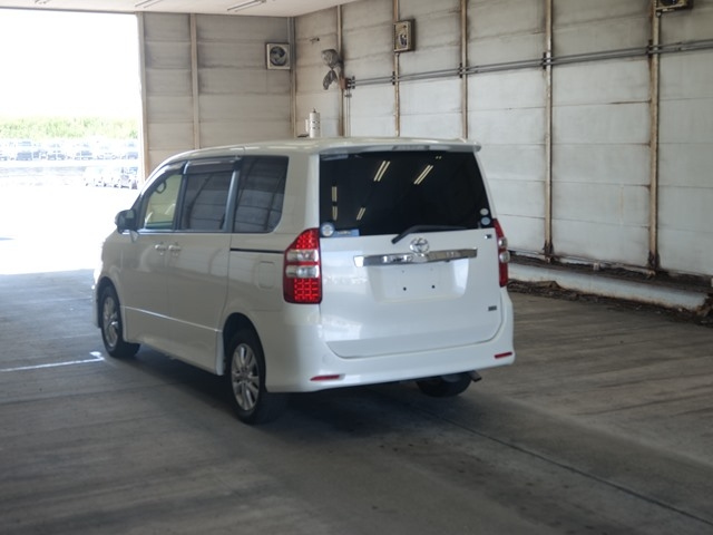 TOYOTA NOAH 2012
