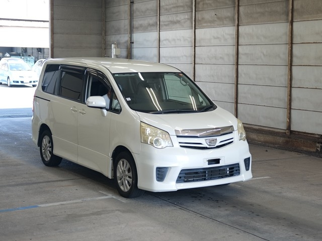 TOYOTA NOAH 2012