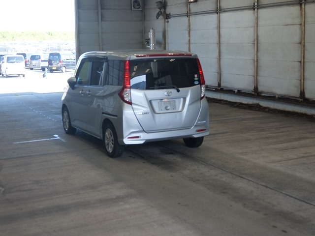 TOYOTA ROOMY 2017