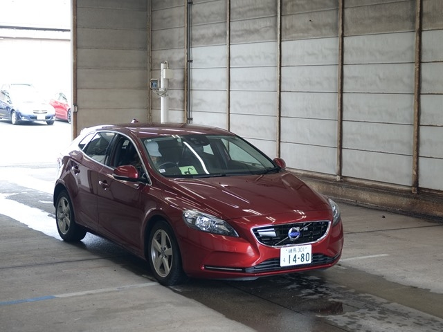 VOLVO V40 2015