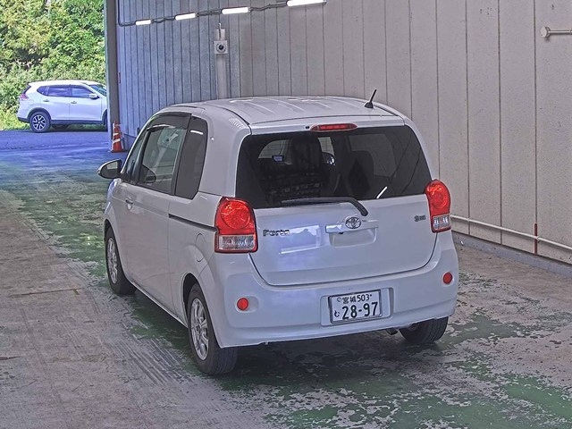 TOYOTA PORTE 2013