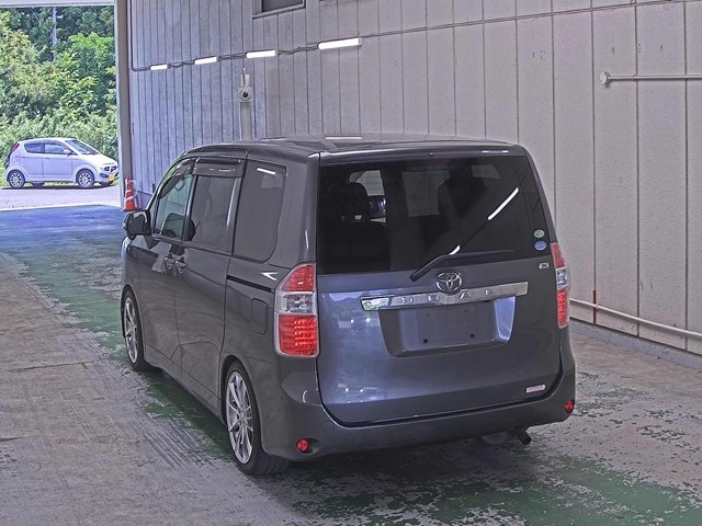 TOYOTA NOAH 2009