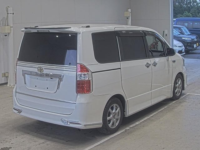 TOYOTA NOAH 2010
