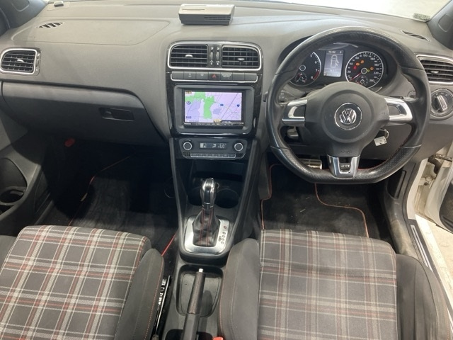 VOLKSWAGEN POLO 2012