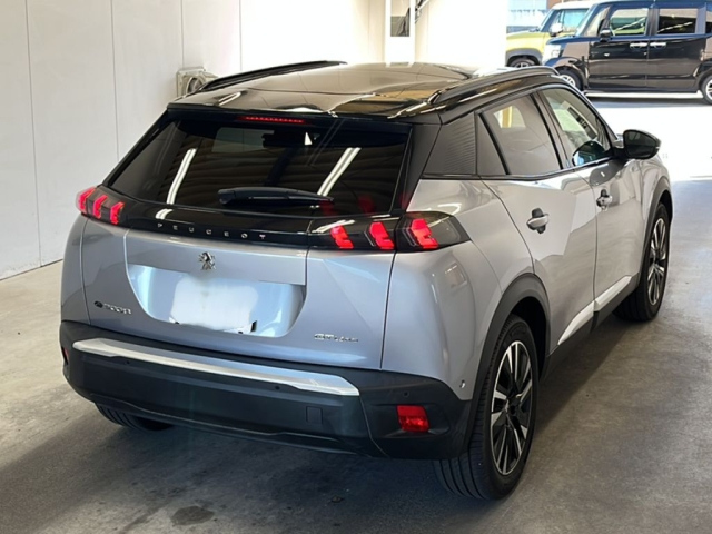 PEUGEOT E-2008 2021