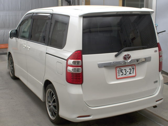 TOYOTA NOAH 2012