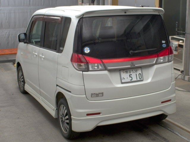 MITSUBISHI DELICA D2 2011