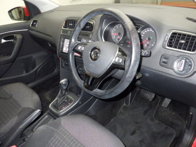 VOLKSWAGEN POLO 2016