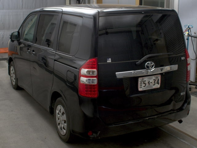 TOYOTA NOAH 2010