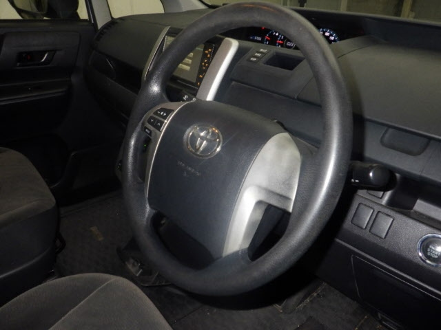 TOYOTA VOXY 2010