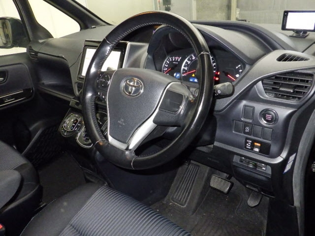 TOYOTA NOAH 2014