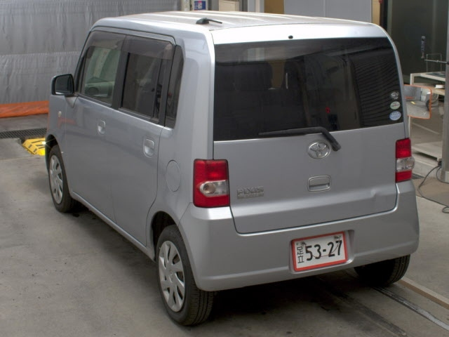 TOYOTA PIXIS SPACE 2011