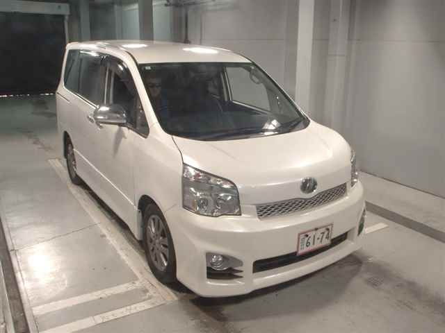 TOYOTA VOXY 2013