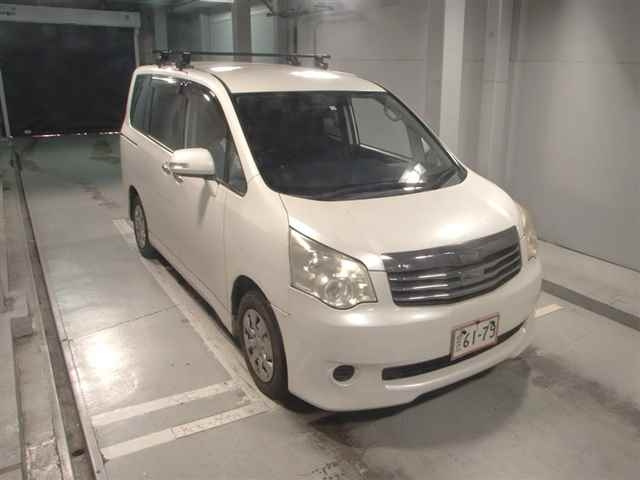 TOYOTA NOAH 2011