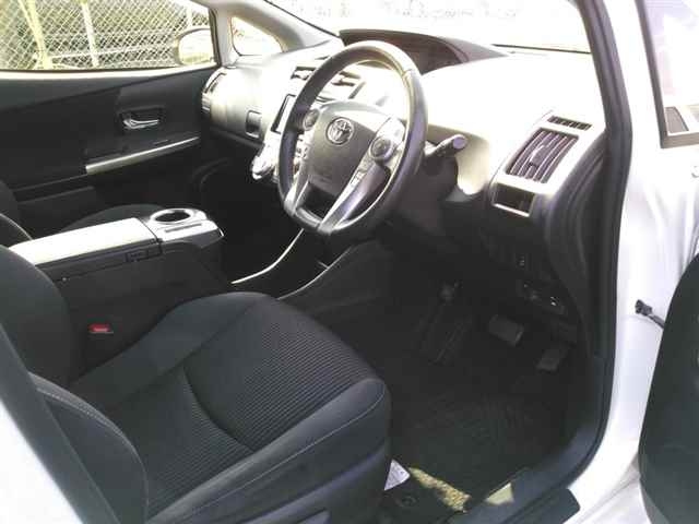 TOYOTA PRIUS ALPHA 2015