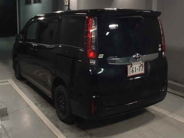 TOYOTA NOAH 2014