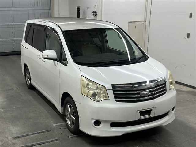 TOYOTA NOAH 2010