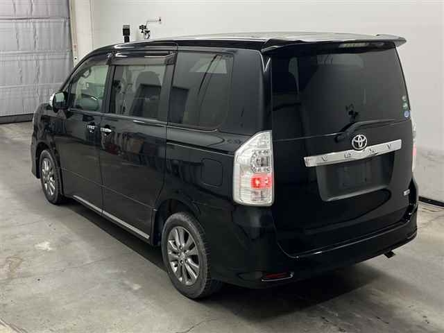 TOYOTA VOXY 2013