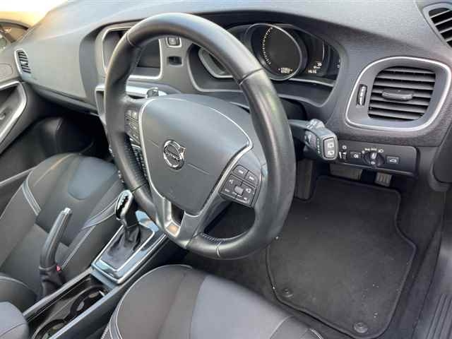 VOLVO V40 2017