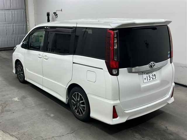 TOYOTA NOAH 2016