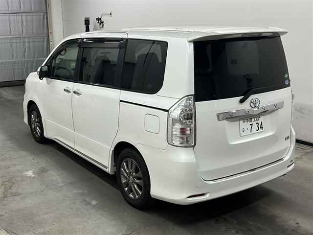 TOYOTA VOXY 2013