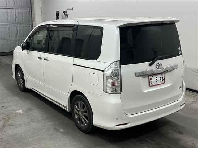 TOYOTA VOXY 2011