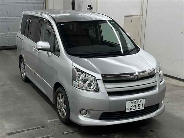 TOYOTA NOAH 2009
