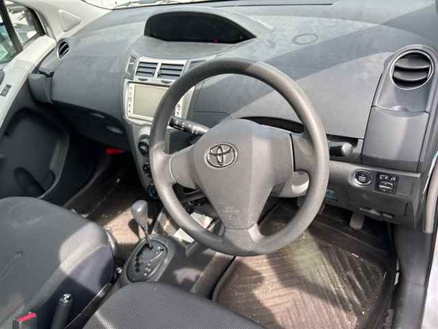 TOYOTA VITZ 2010