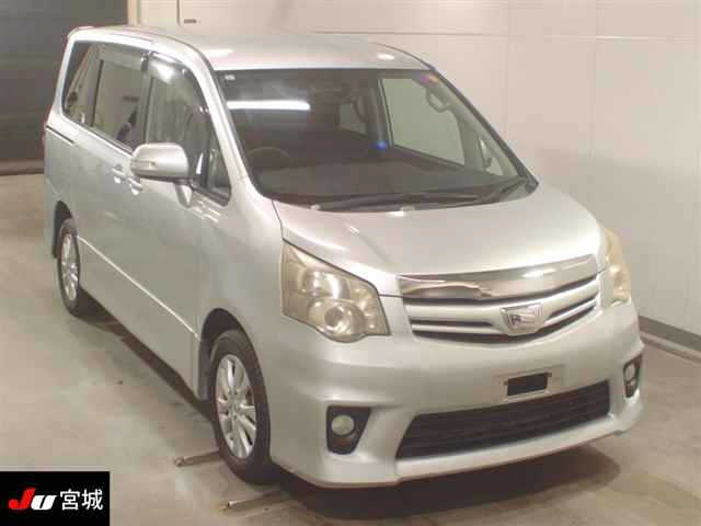 TOYOTA NOAH 2011
